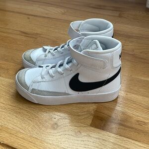 Nike Blazer Mid ‘77 sneakers. Great condition. Size 1Y.